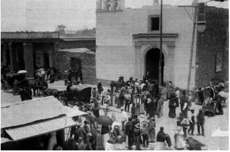 Gente fuera de la iglesia de San Cipriano, en el barrio de la Candelaria