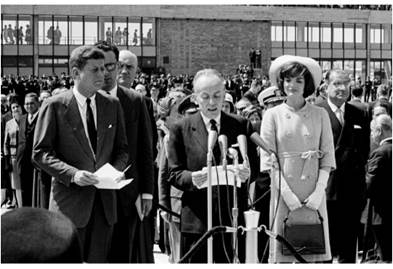 El presidente de Colombia Alberto Lleras Camargo habla en la ceremonia de llegada del presidente John F. Kennedy al Aeropuerto El Dorado en Bogotá, Colombia