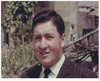 Un hombre joven cuya vestimenta sugiere un empleo en el medio urbano